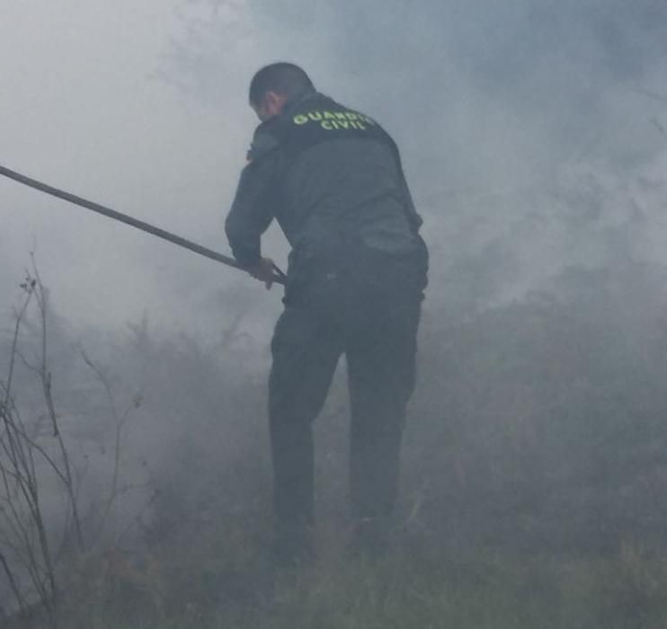 La Guardia Civil, actúa ante un incendio en Oia