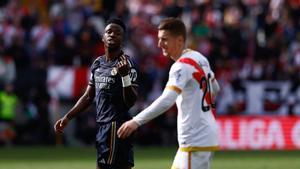 Vinicius se encara con Balliu en el partido entre el Rayo y el Real Madrid en Vallecas el pasado 18 de febrero