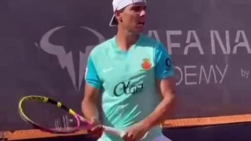 Nadal entrena con la camiseta que el Mallorca lucirá en la final de la Copa del Rey