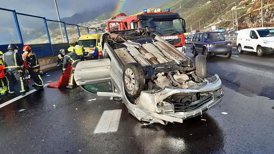 Sufre lesiones en un vuelco en la autopista TF-1 cerca de Radazul | BOMBEROS DE TENERIFE