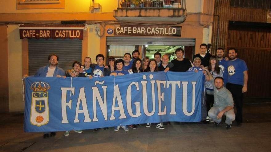 Julio Álvarez del Castillo, en el círculo, con los componentes de la peña oviedista Fañagüetu.