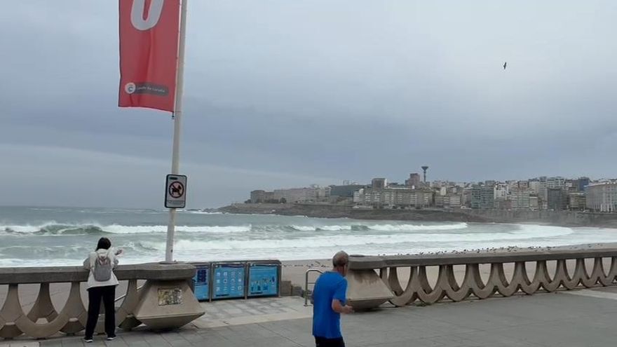La playa del Orzán, en A Coruña, cerrada por el fuerte oleaje durante las mareas vivas