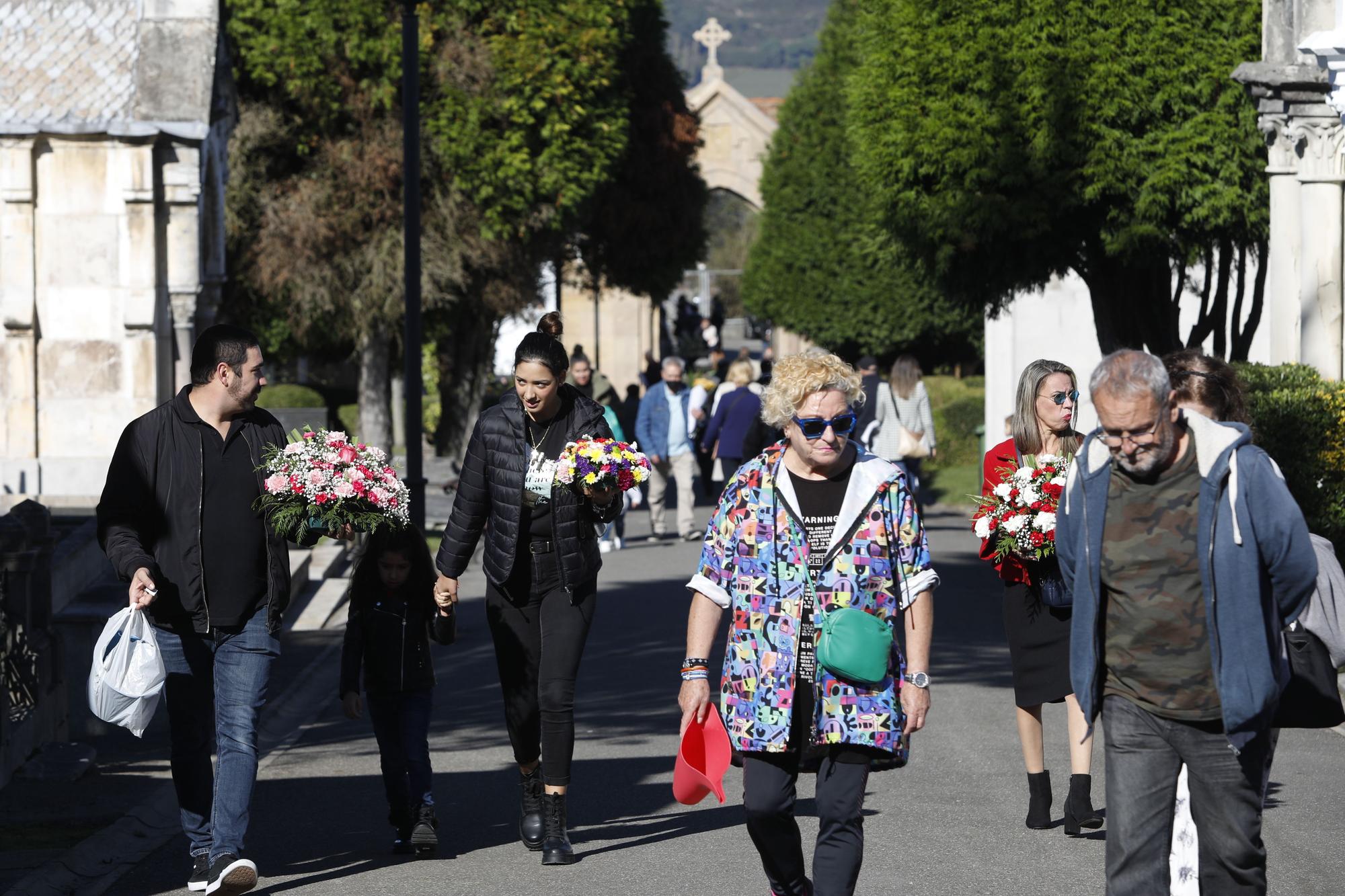 La celebración del día de Todos los Santos en el cementerio El Salvador de Oviedo.