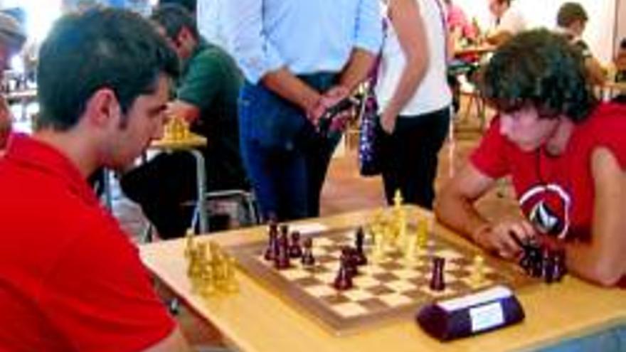 El torneo de ajedrez Ciudad de Zafra atrae a unos 30 jugadores