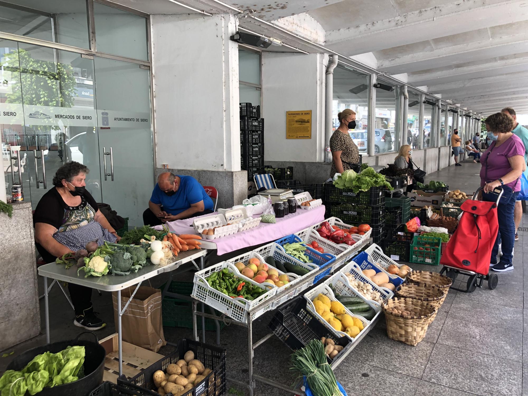 Ambiente y protagonistas de la Plaza de los martes en la Pola