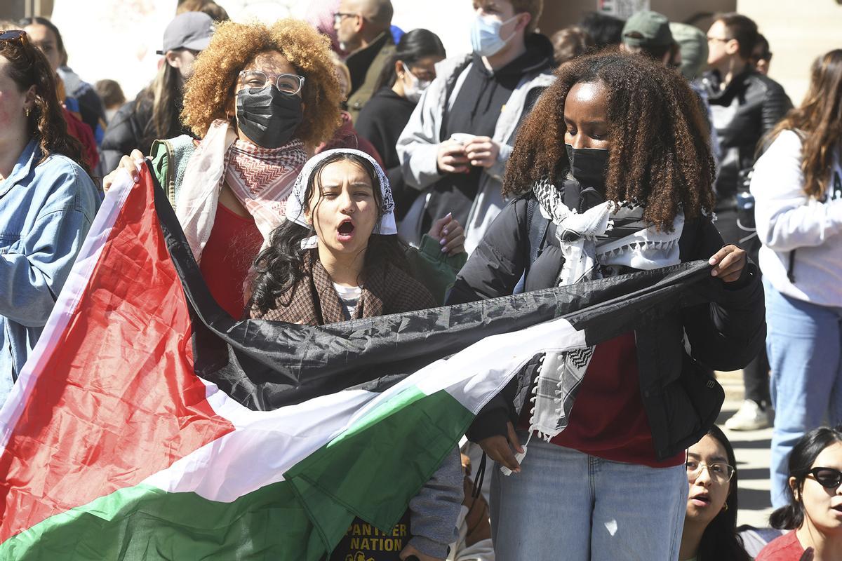Several hundred students and pro-Palestinian supporters rally at the intersection of Grove and College Streets, in front of Woolsey Hall on the campus of Yale University in New Haven, Conn. April 22, 2024. (Ned Gerard/Hearst Connecticut Media via AP) / EDITORIAL USE ONLY / ONLY ITALY AND SPAIN