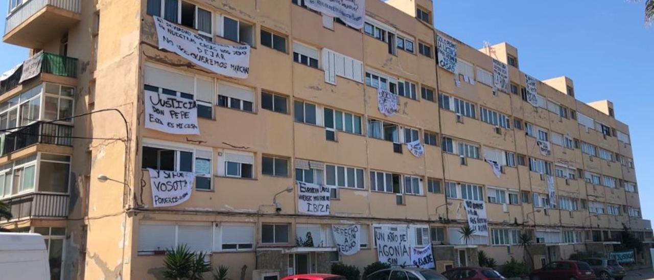 El edificio de los apartamentos Don Pepe con pancartas de protesta, en una imagen de archivo.