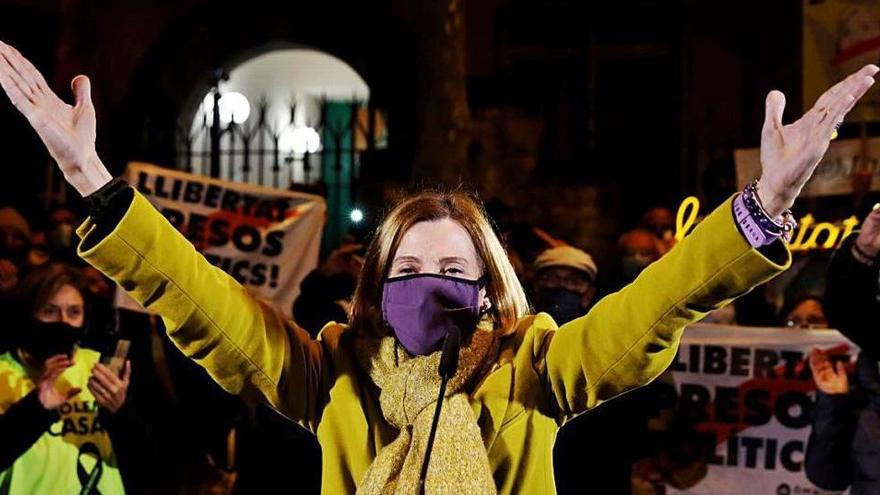 Carme Forcadell, anit, en arribar al centre penitenciari de Wad-Ras