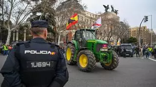 Los agricultores en huelga amenazan con abejas: “Si a un antidisturbios se le ocurre salir, se van a abrir las colmenas”