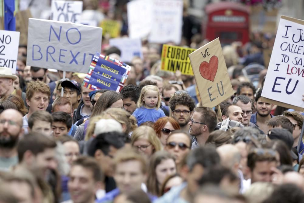 Miles de personas protestan en Londres contra el 'Brexit'