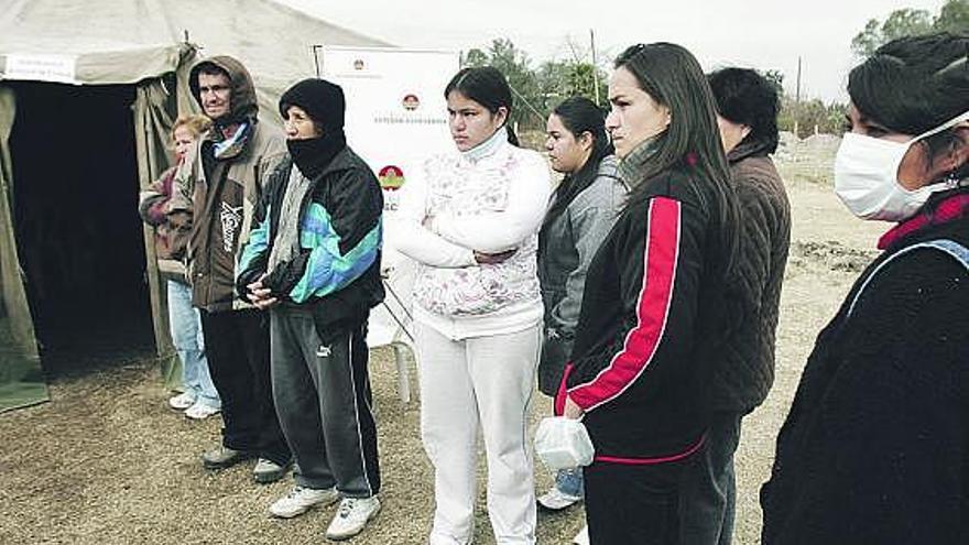 Varios pacientes esperan a ser atendidos en un hospital de campaña instalado por la Armada argentina en las afueras de Buenos Aires para atender a personas con síntomas de gripe A.