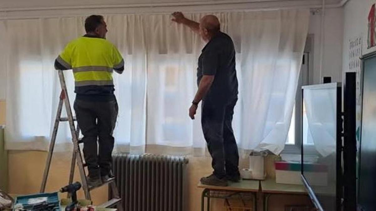 Operarios municipales, durante los trabajos en el colegio.