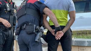 Los Mossos dEsquadra detienen a un individuo, en una imagen de archivo
