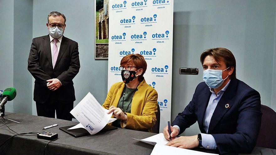 Por la izquierda, Alfredo García Quintana, Silvia Suárez y José Luis Álvarez Almeida, ayer, durante la firma del convenio de colaboración entre los hosteleros y las empresas vinculadas a los congresos.