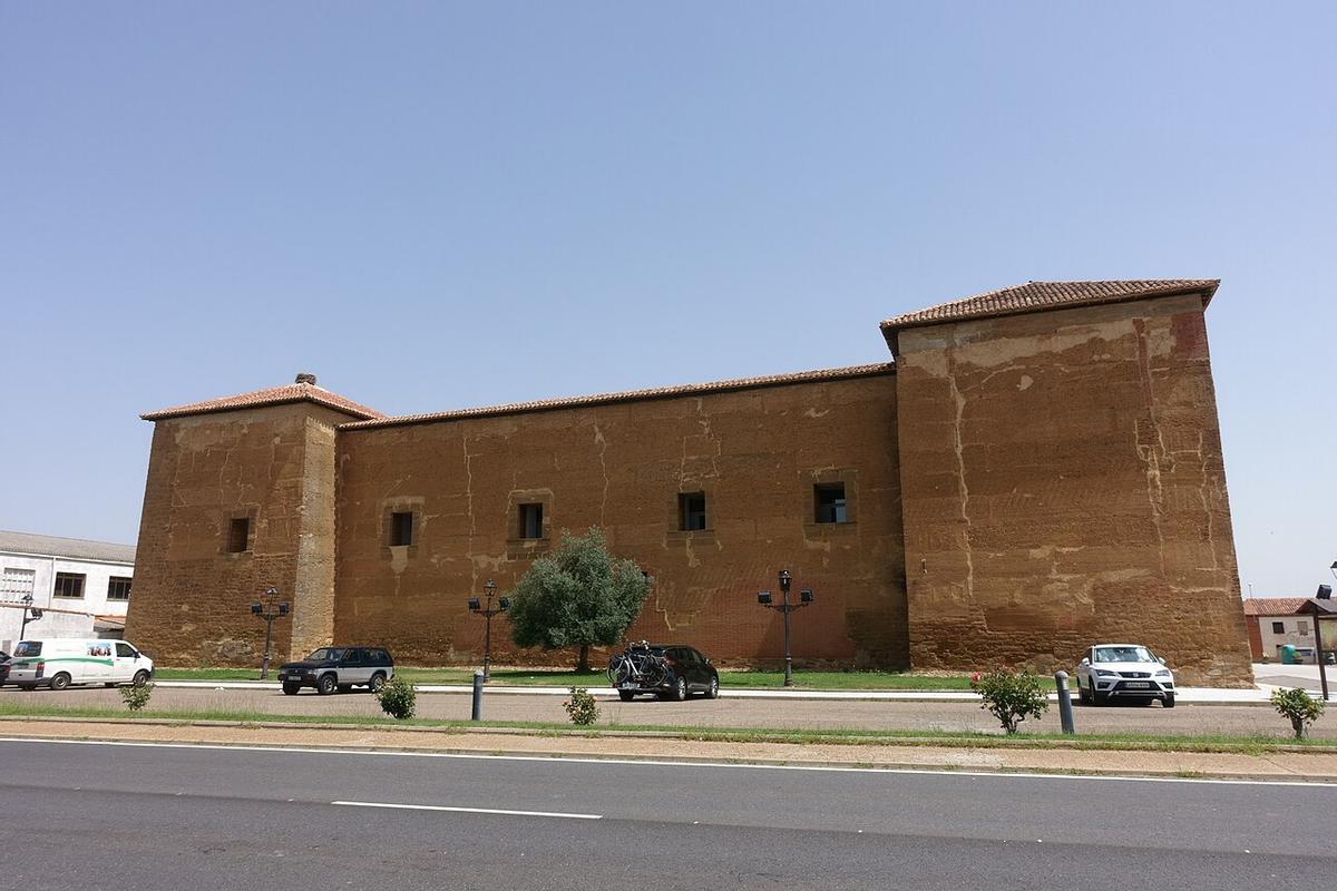 Palacio-castillo de Toral de los Guzmanes.