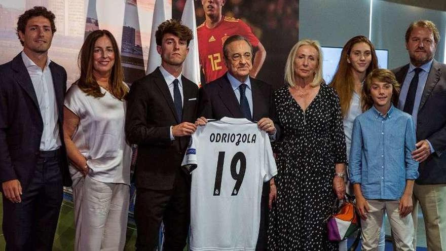 Florentino Pérez, junto a Odriozola y sus familiares ayer en la presentación del defensa.