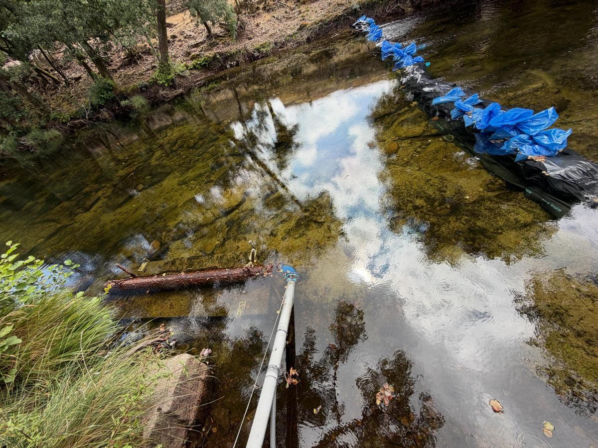 Presa de sacos de arena en el río Verdugo en Ponte Caldelas