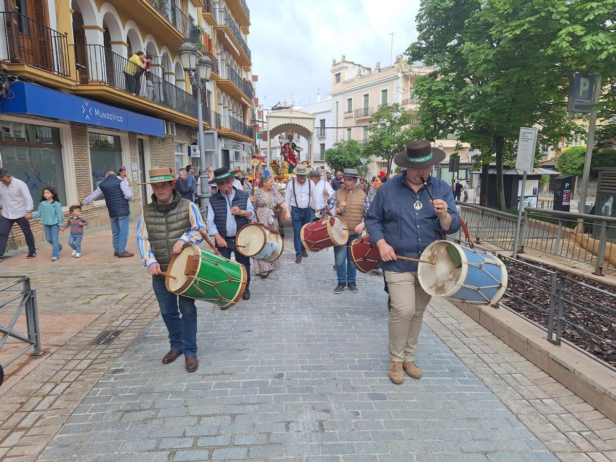 Los romeros pontanos acompañan a la imagen de San Marcos por Puente Genil.