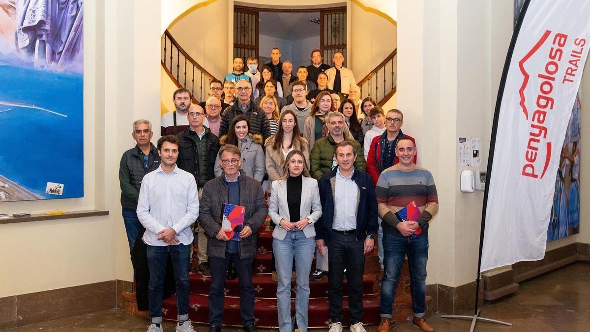 El acto de presentación de ASICS Penyagolosa Trails 2023 acabó con una foto de familia con los patrocinadores, entidades y clubes colaboradores.