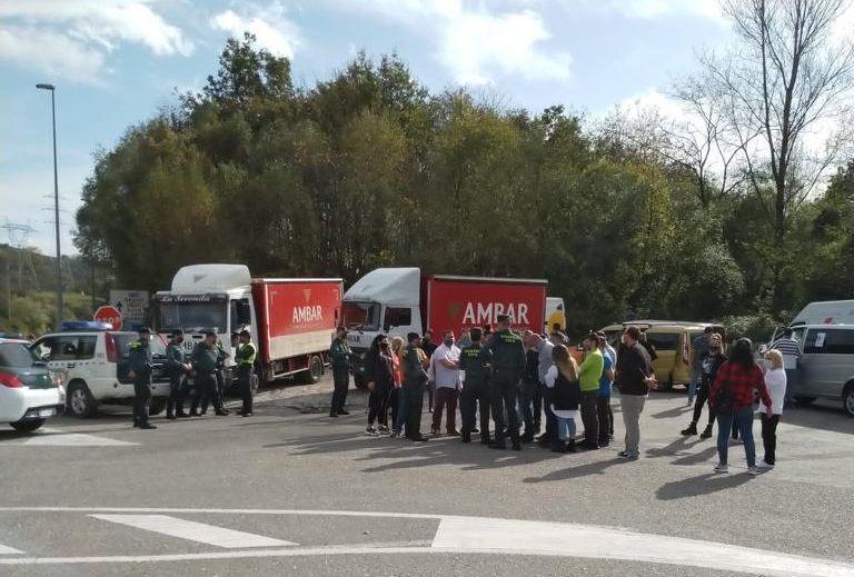 La protesta del comercio y la hostelería del Valle del Nalón no pudo llegar a Oviedo