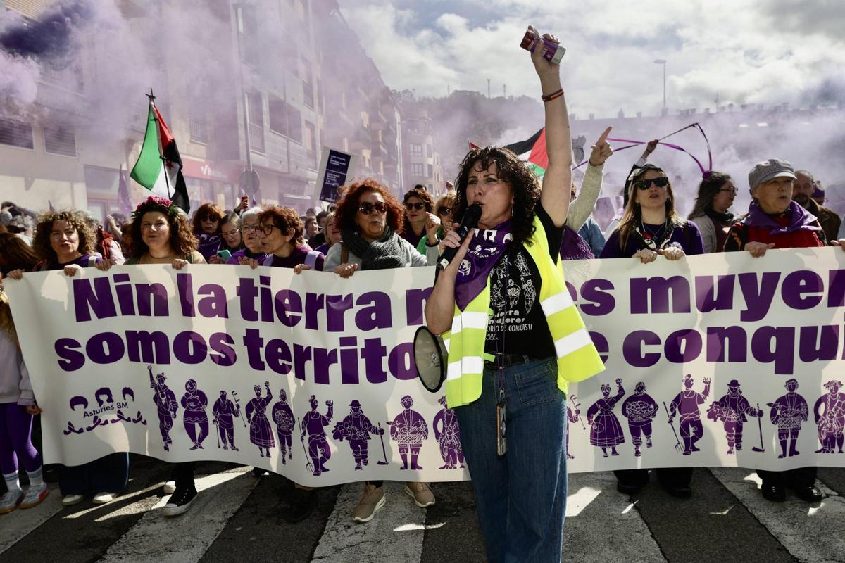 EN IMÁGENES: Un multitudinario y diverso 8M desborda las calles de Villaviciosa y celebra a la mujer rural