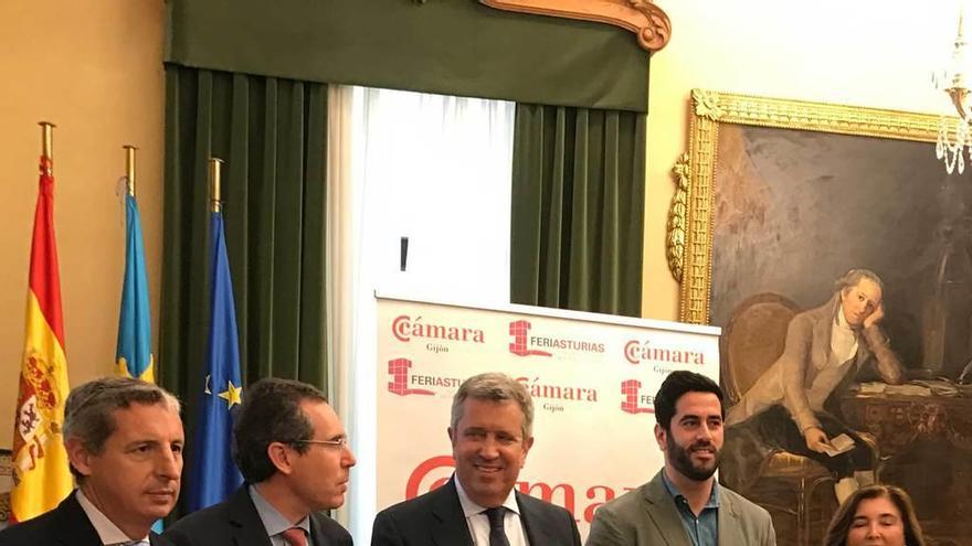 Por la izquierda, Pedro Ferrer, Fernando Couto, Javier Collado, Rubén Hidalgo y Sofía Cosmen, ayer, en la presentación del acto.