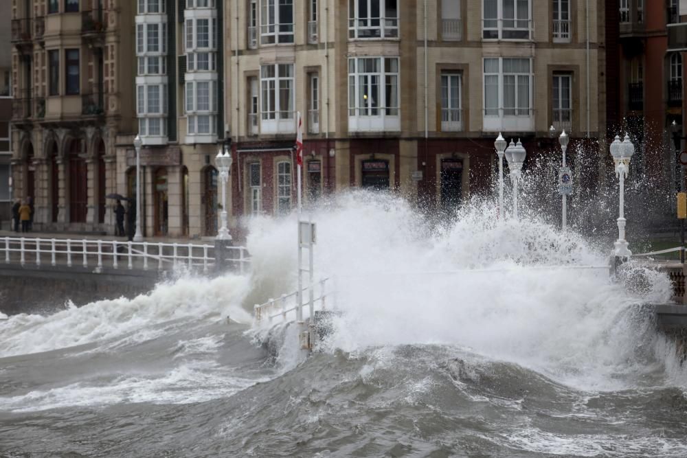 Oleaje en San Lorenzo, Gijón