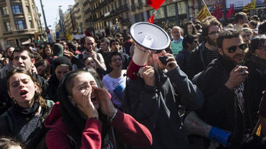 Miles de estudiantes protestan en Barcelona.