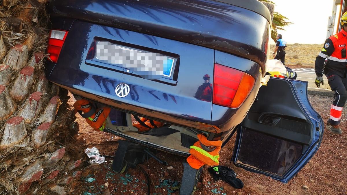 El coche tras salirse de la carretera y volcar en la carretera entre San Bartolomé y Playa Honda.