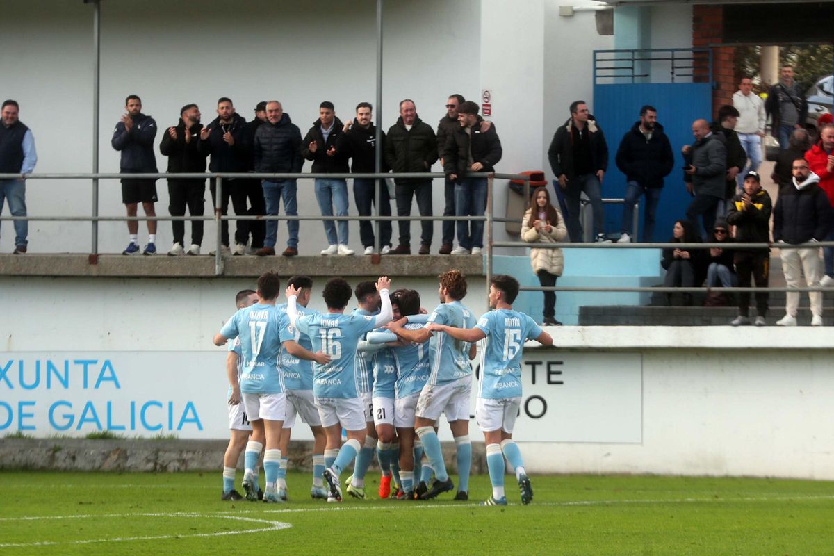 Los jugadores del Villalonga celebran el tanto de Rachu ante la grada