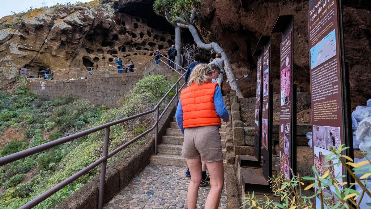 Turistas visitan el Cenobio de Valerón.