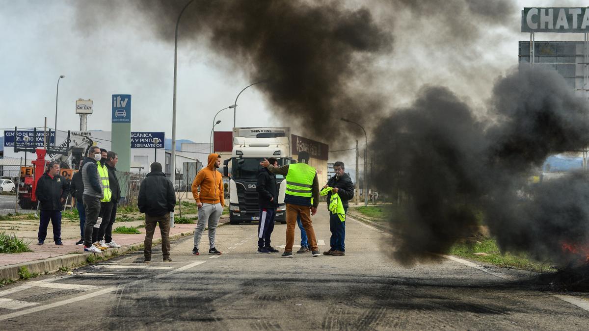 Integrantes de un piquete informativo queman neumáticos, ayer, en el polígono industrial de Plasencia.