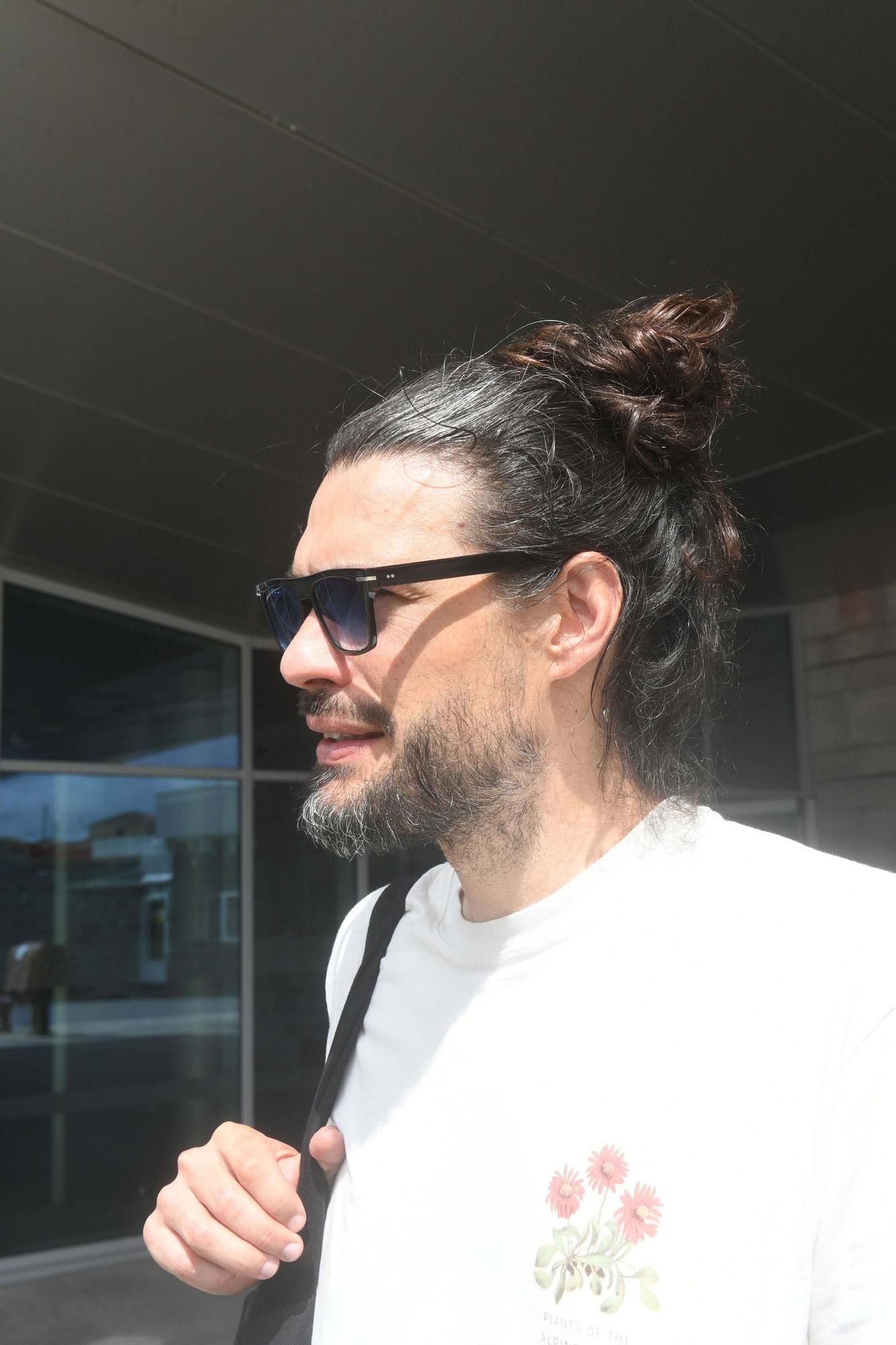 Oliver Laxe llega a A Coruña en su regreso a Galicia tras ganar un premio en el Festival de Cannes