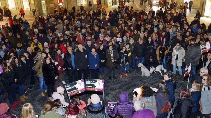 Participantes en la concentración feminista en la Praza da Peregrina. // Gustavo Santos