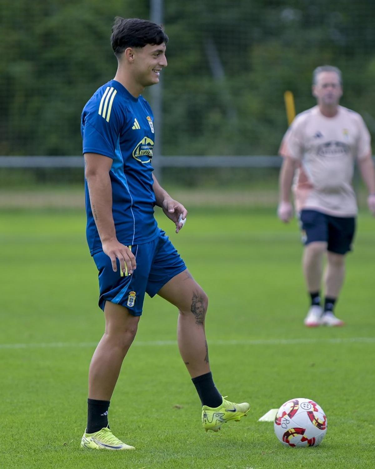 Joaquñin Delgado, en un entrenamiento con el Oviedo.