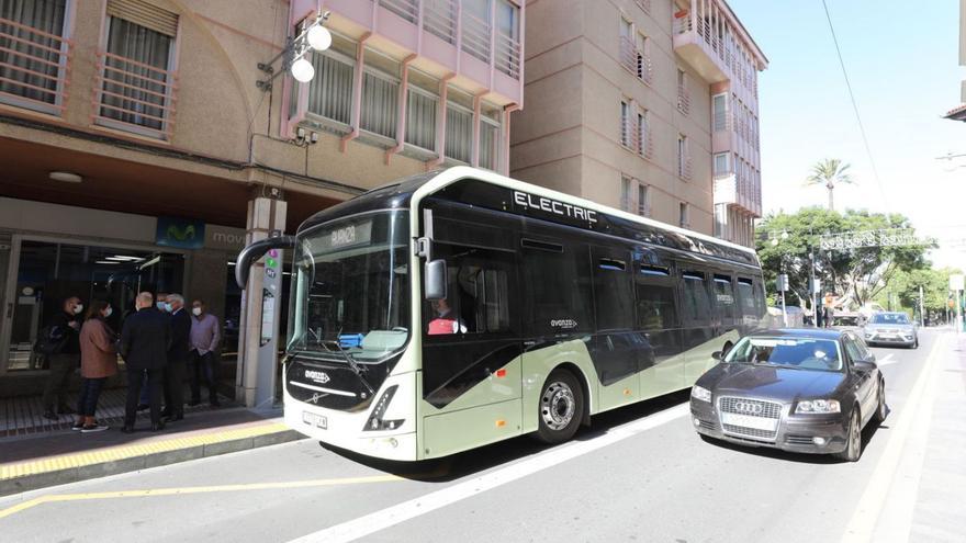 Movilidad pone a prueba una semana un autobús eléctrico en Elche