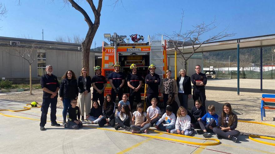 El Consorci de Bombers presenta el maletí Previncendis al CEIP Roís de Corella de Gandia