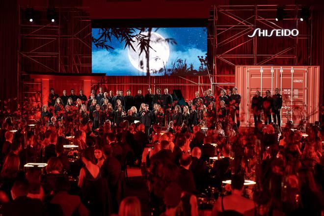 Un coro de 50 voces pertenecientes al Coro del Teatro Real de Madrid en el 150 aniversario de Shiseido