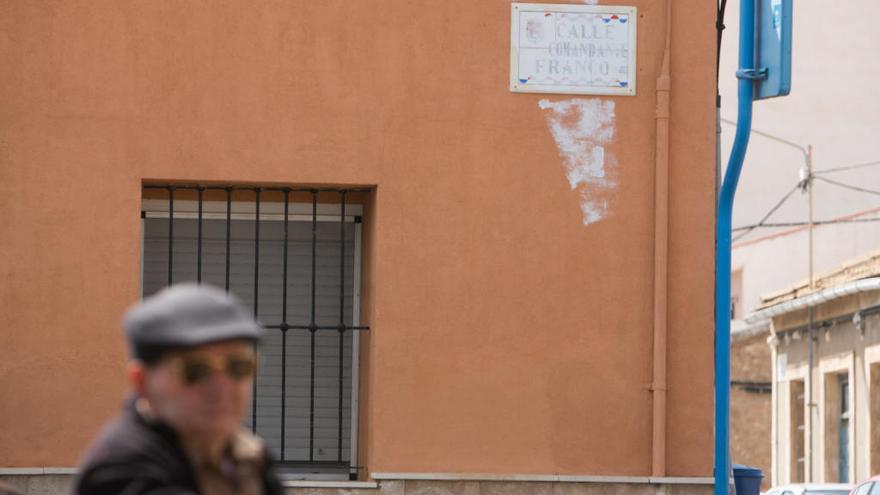 Pintada en la placa de la calle Comandante Franco.