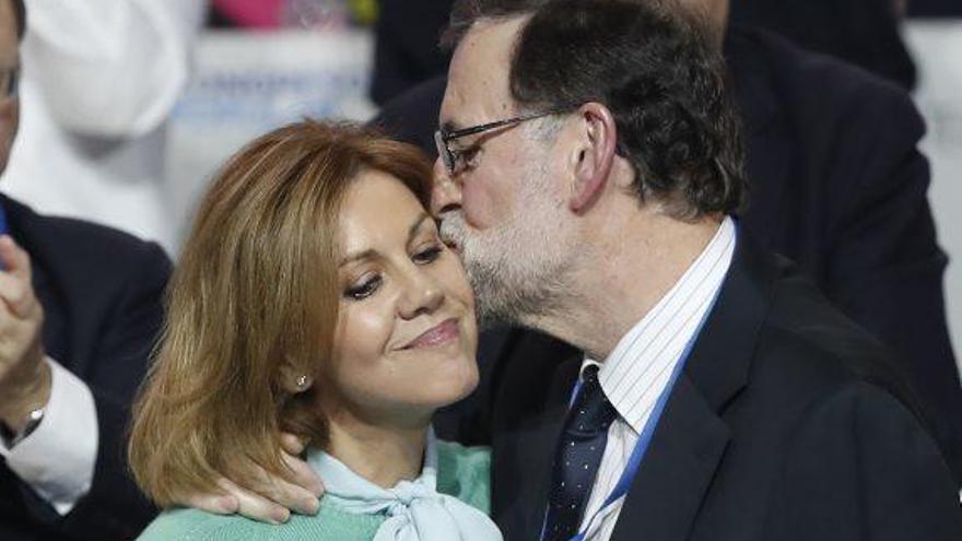 Mariano Rajoy besa Cospedal a l&#039;inici del congrés