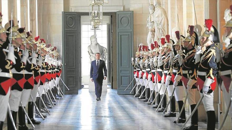 Macron promete un estado del bienestar del siglo XXI en Francia