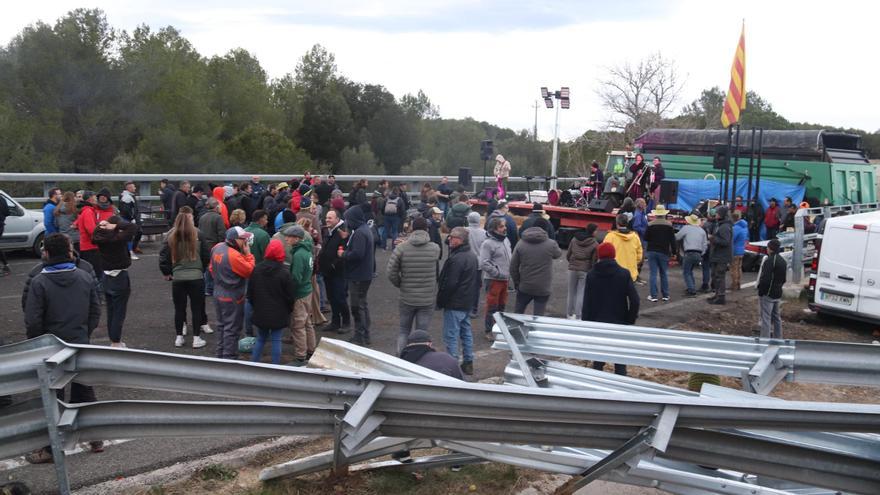 Nova protesta dels pagesos gironins amb talls a l'AP-7 i l'N-II