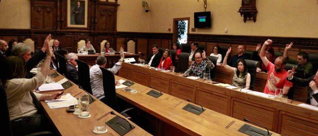 Concejales durante una votación en el salón de plenos.