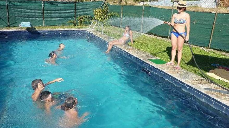 Una familia se refresca en una piscina de Ourense. // Iñaki Osorio