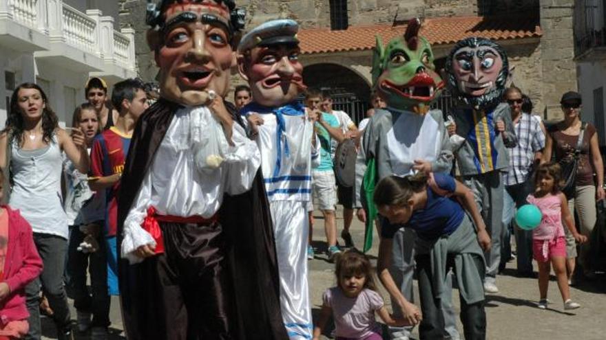 Las gigantillas de Alcañices durante un desfile.