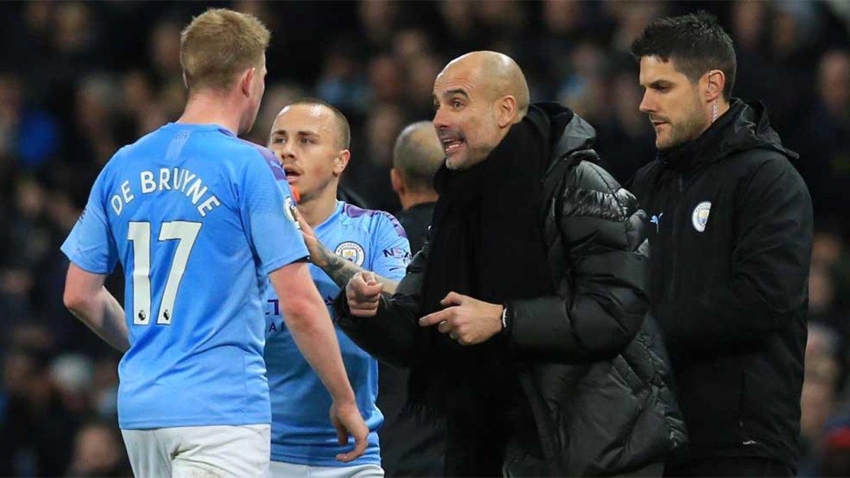 Pep Guardiola da instrucciones a Kevin De Bruyne durante un partido del Manchester City de la temporada 2019/20