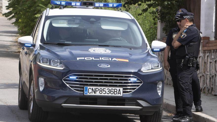 Dos agentes de la Policía Local de Alzira dialogan con una patrulla del cuerpo nacional.