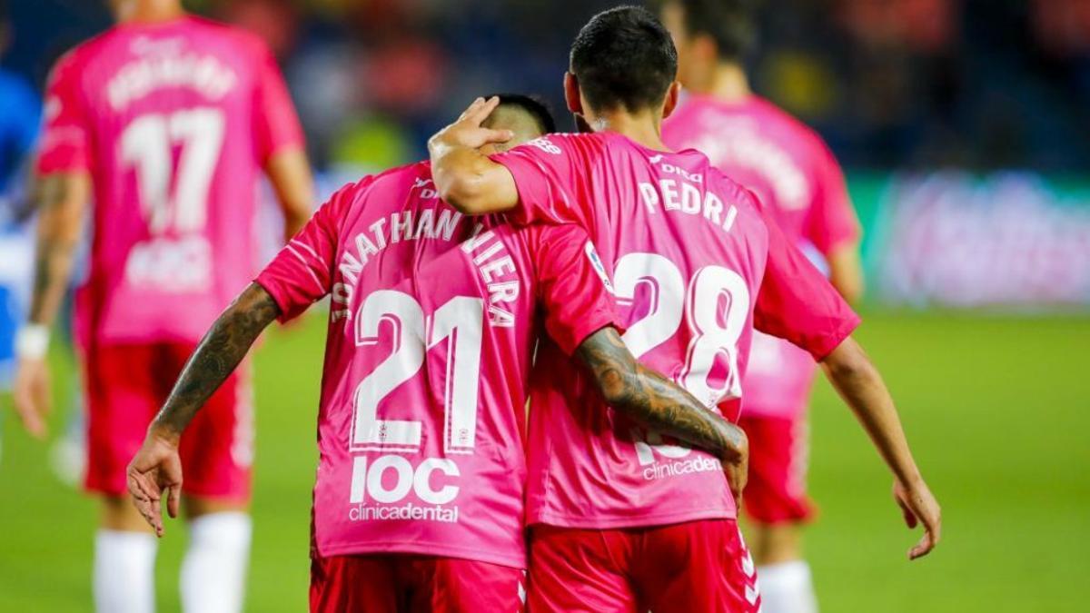 Viera y Pedri festejan un tanto en el Gran Canaria en 2019.