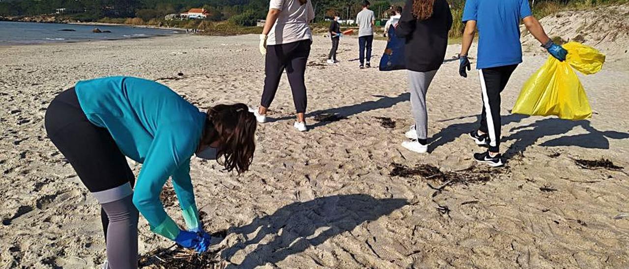 La jornada solidaria del IES de As Bizocas, en Area da Cruz..   | //  FDV