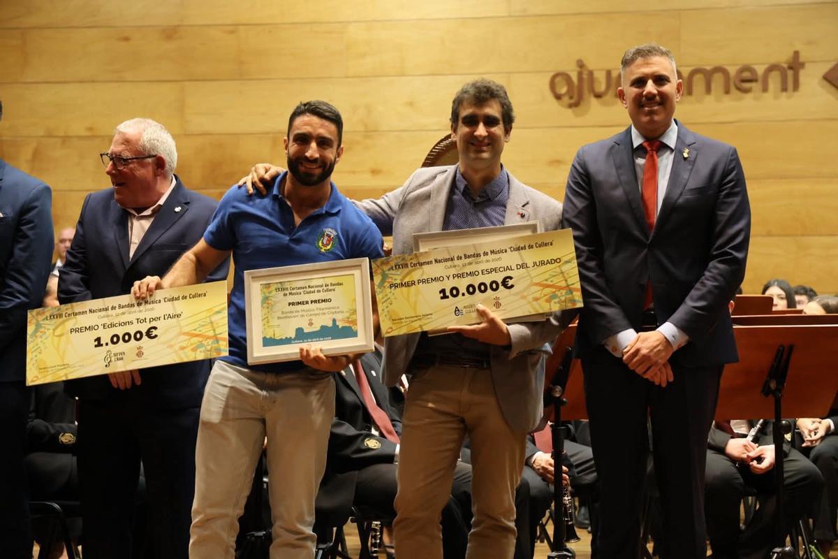 Los representantes de la sociedad de Campo de Criptana, al recoger el premio.